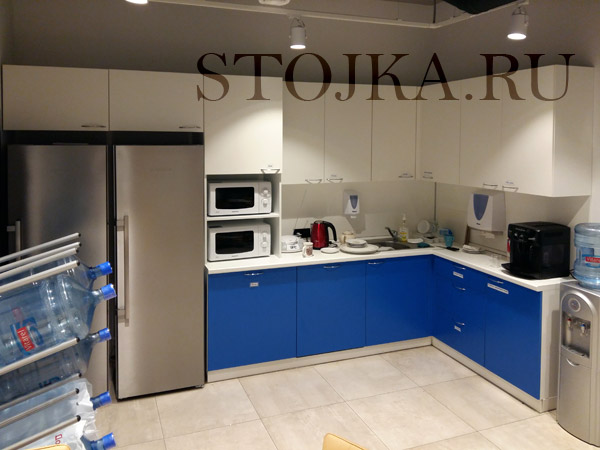 Угловая кухня в офисе белая синяя