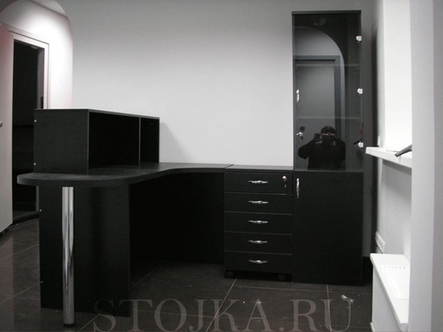 Черная офисная мебель для рабочего места сотрудника