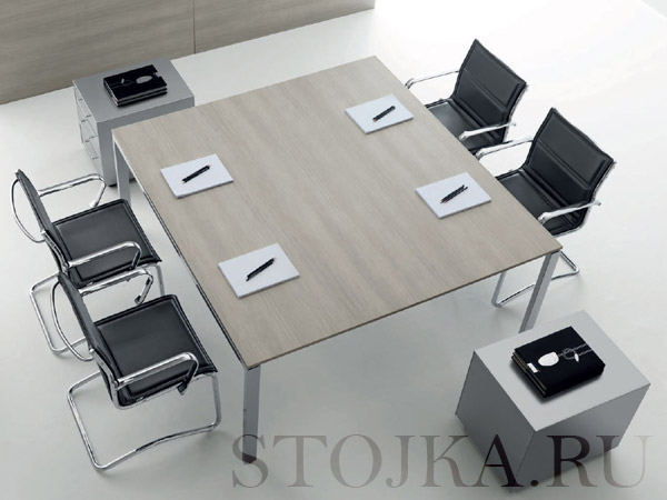 Квадратный стол для переговоров