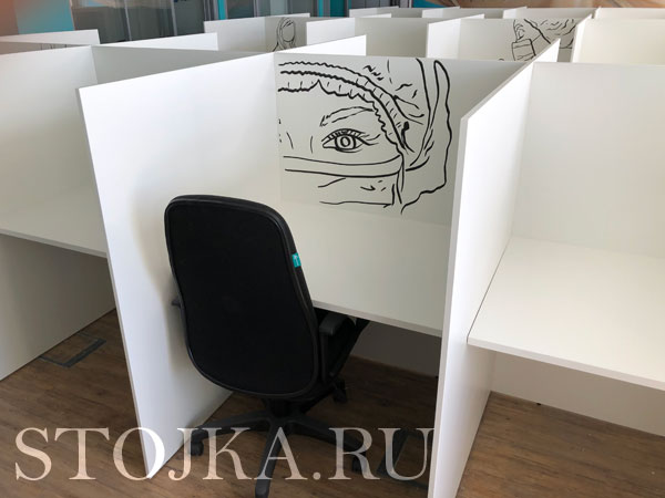 Столы с перегородками для офиса