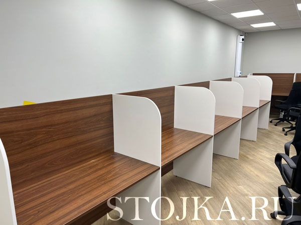 Столы операторов колл центра